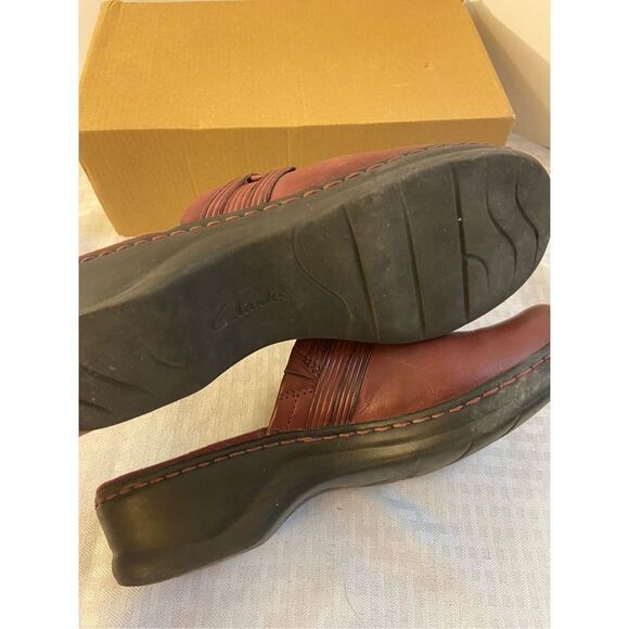 Clarks bendable size10 burgundy #67374 scuffs on toes - Picture 2 of 5